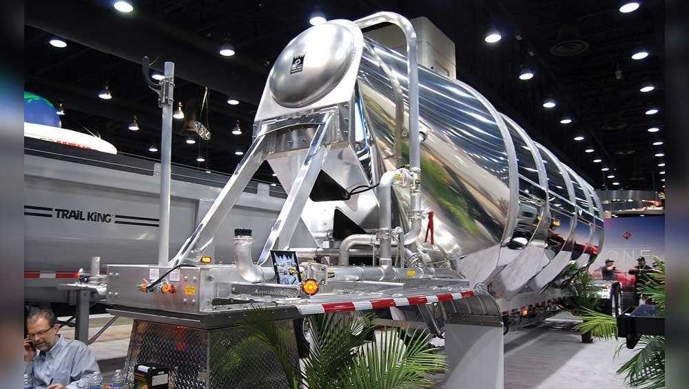 External side rings and a thicker quarterinch shell provide enough support so that no internal bracing is required inside Trail Kingrsquos new 1600cubicft pneumatic dry bulk trailer Piping is mandrelbent for better product flow and reduced friction The 42ft trailer has an empty weight under 10000 lb according to Mike Heschke Trail King product support manager