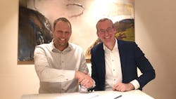Signing of the agreement by Sverker Larsson, left, and Rico Daandels.
