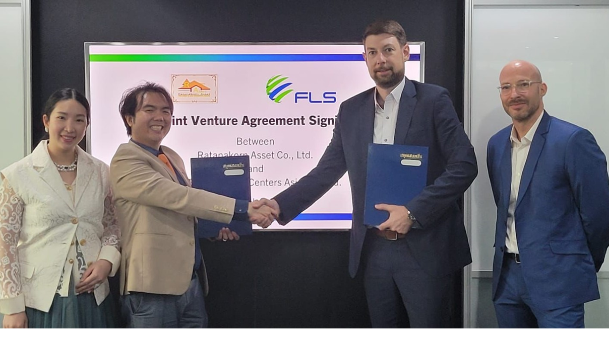 From left to right are Jittima Ruangratanakorn (MD Design, Rattanakorn), Jugkarut Ruangratanakorn (MD, Rattanakorn Group), Torbjoern Larisch (MD, FLS Group), and Lieven Vander Elstraeten (GM, FLS Warehousing).