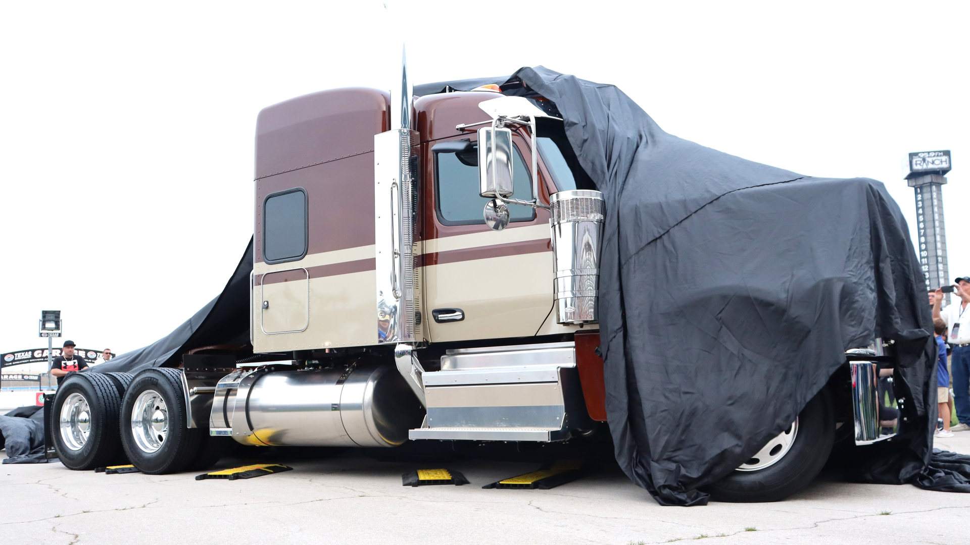 Peterbilt unveils ‘legendary’ new Model 589 truck Bulk Transporter