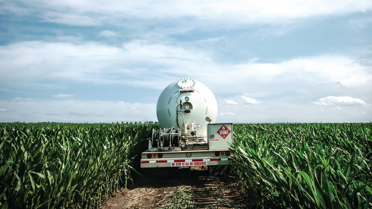 Tankfarm Trailer In Field 64ecc241696c7