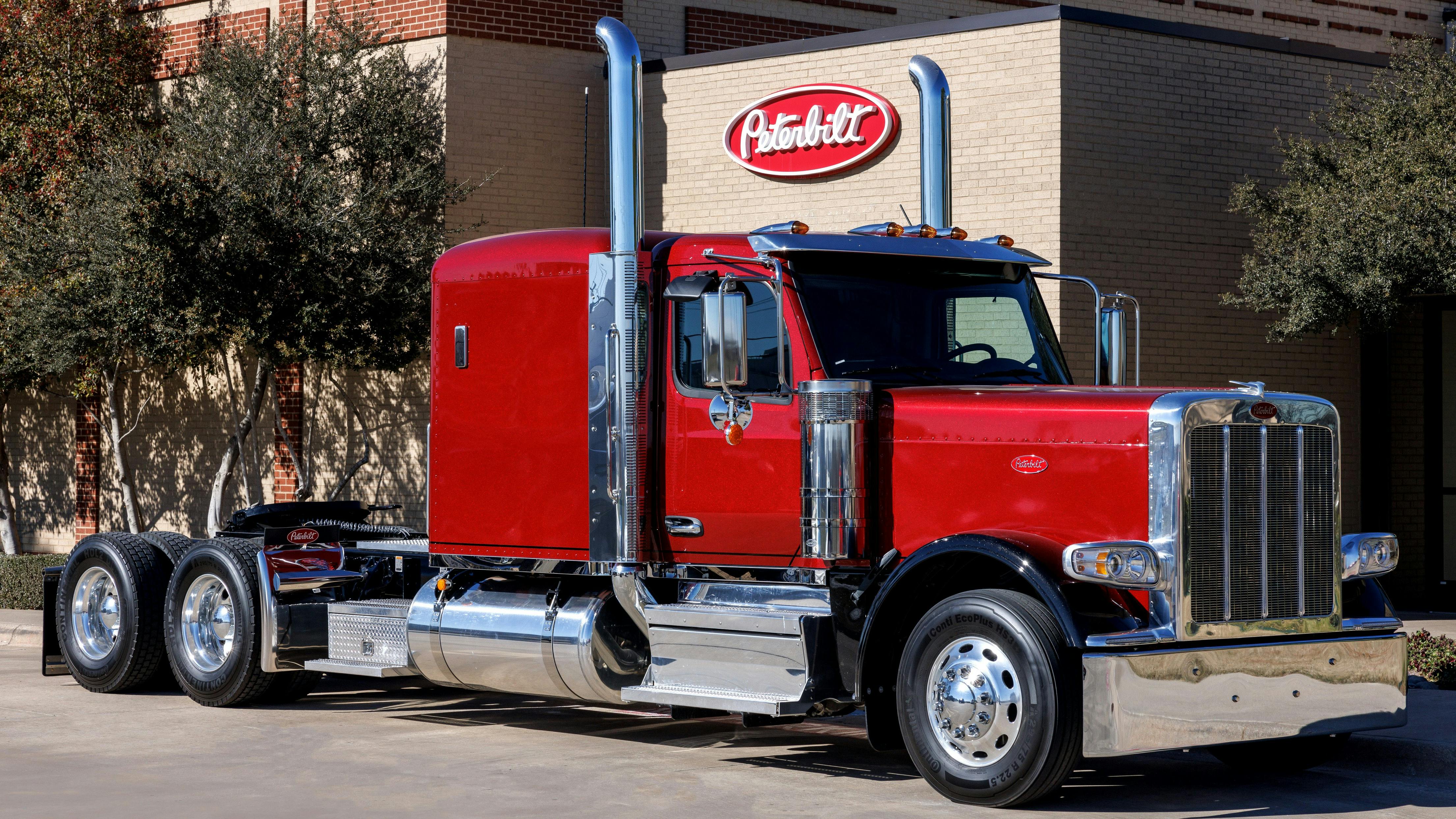 65f850bd35ca4e001e6f04e8 Peterbilt Model 589 72inch Low Roof Sleeper Cropp