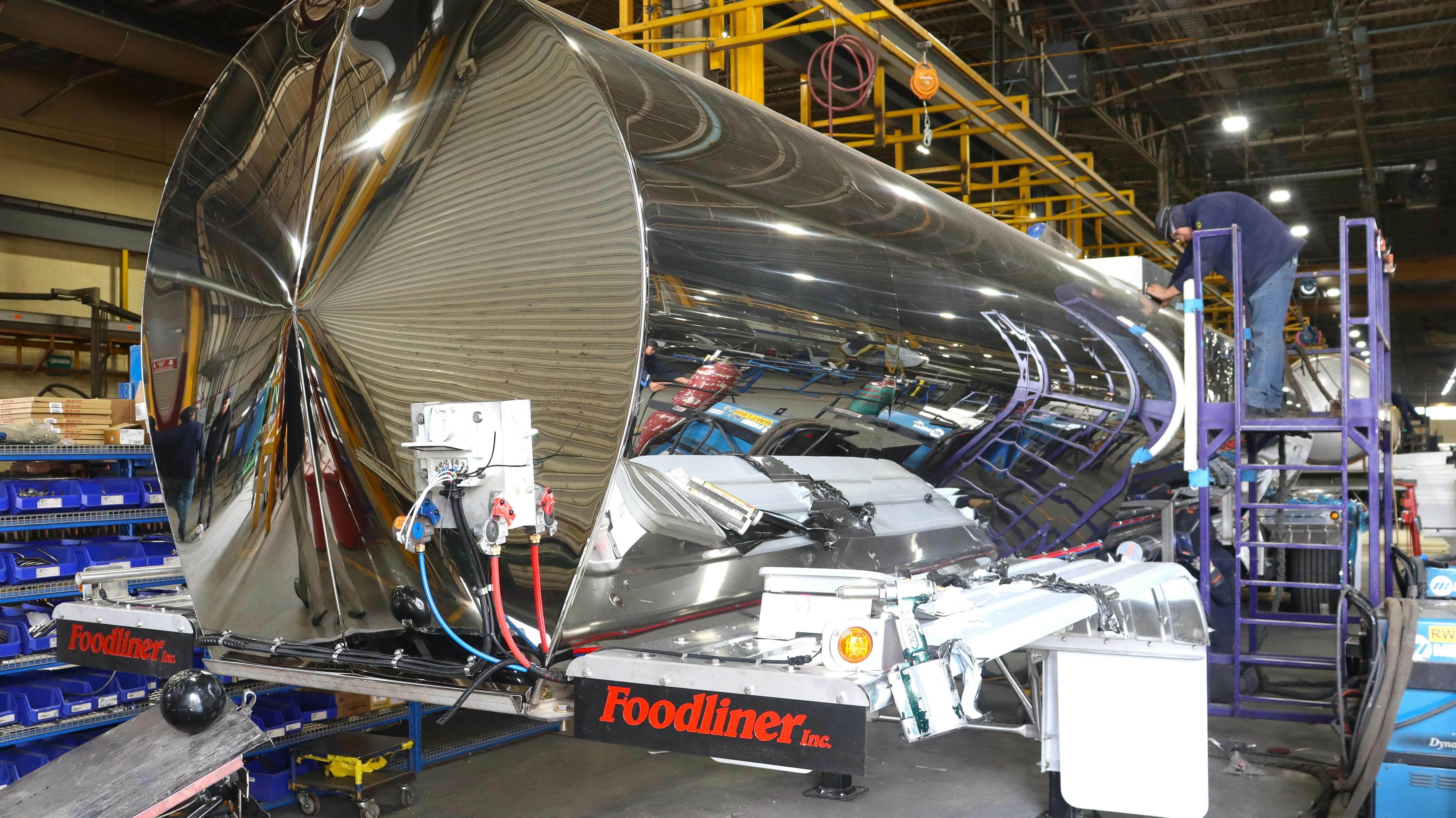 Food-grade customer Foodliner visited the Juarez manufacturing facility to discuss its equipment needs and tour the prolifc EnTrans International plant.