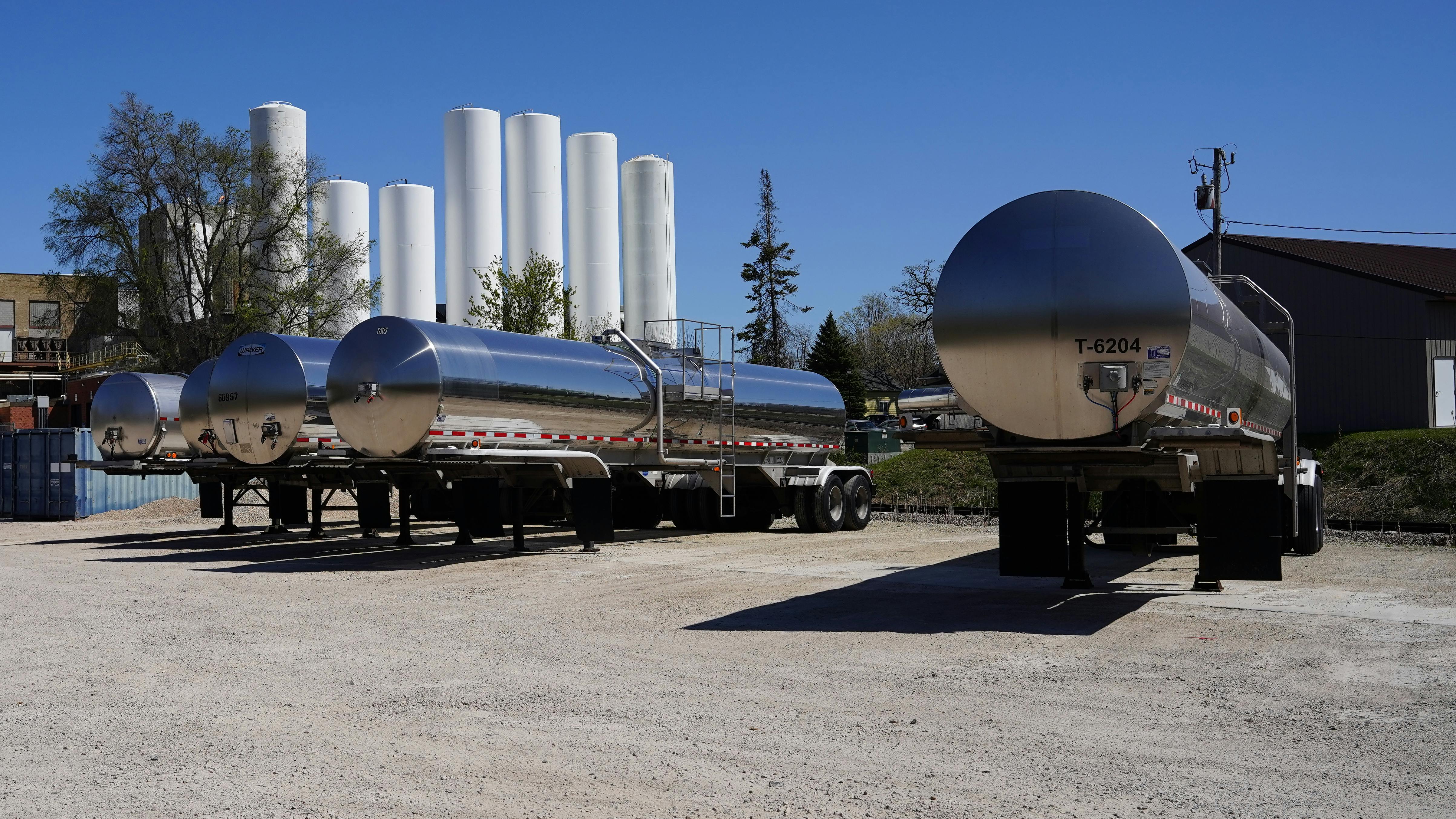 U.S trailer orders slipped in July but remained significantly higher than last year&rsquo;s same-month tally, according to reports.