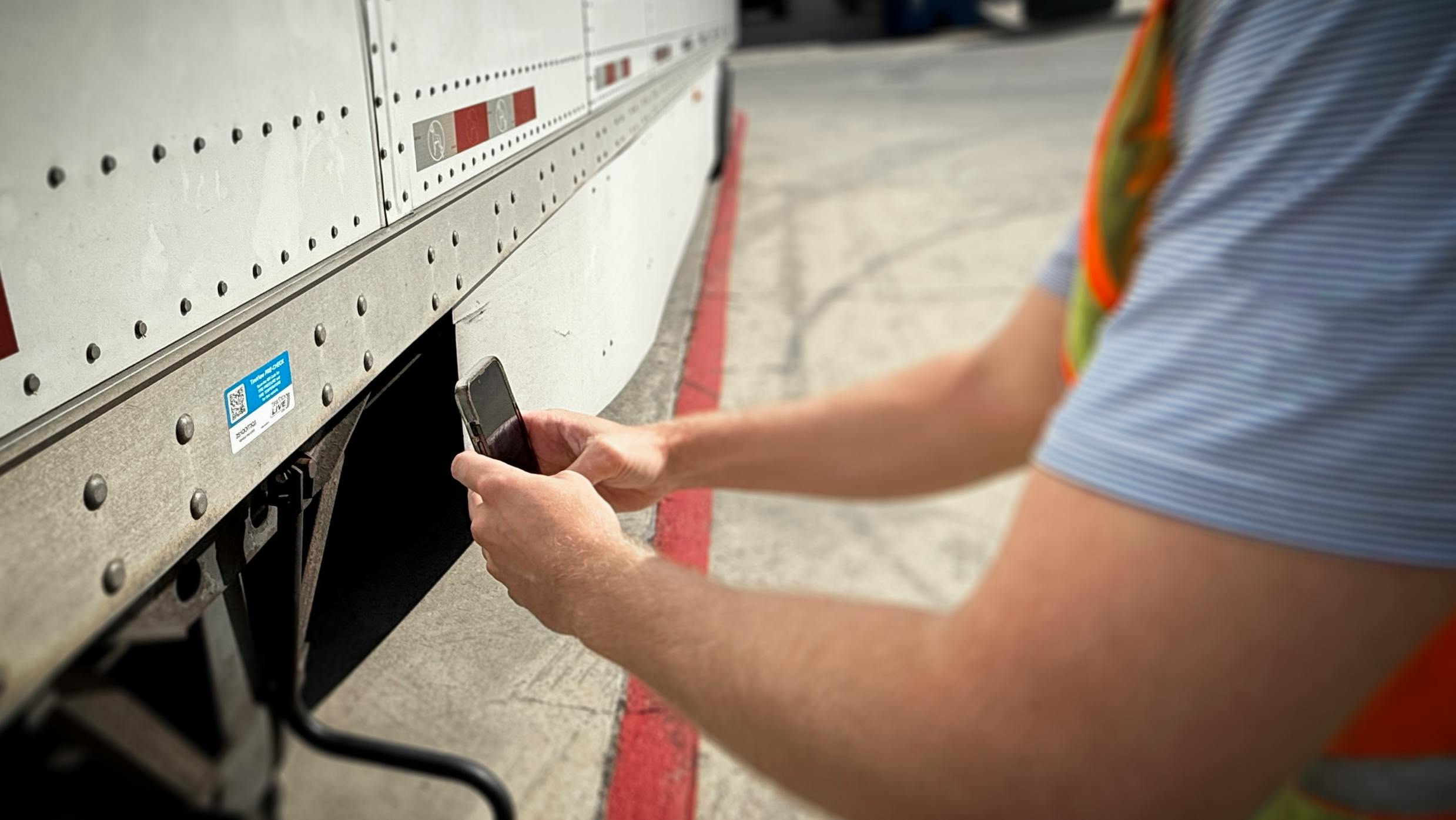 TireView Live Pre-Check for mobile devices allows technicians and drivers to use scan-to-view QR tags to see real-time TPMS tire pressure and temperature data.