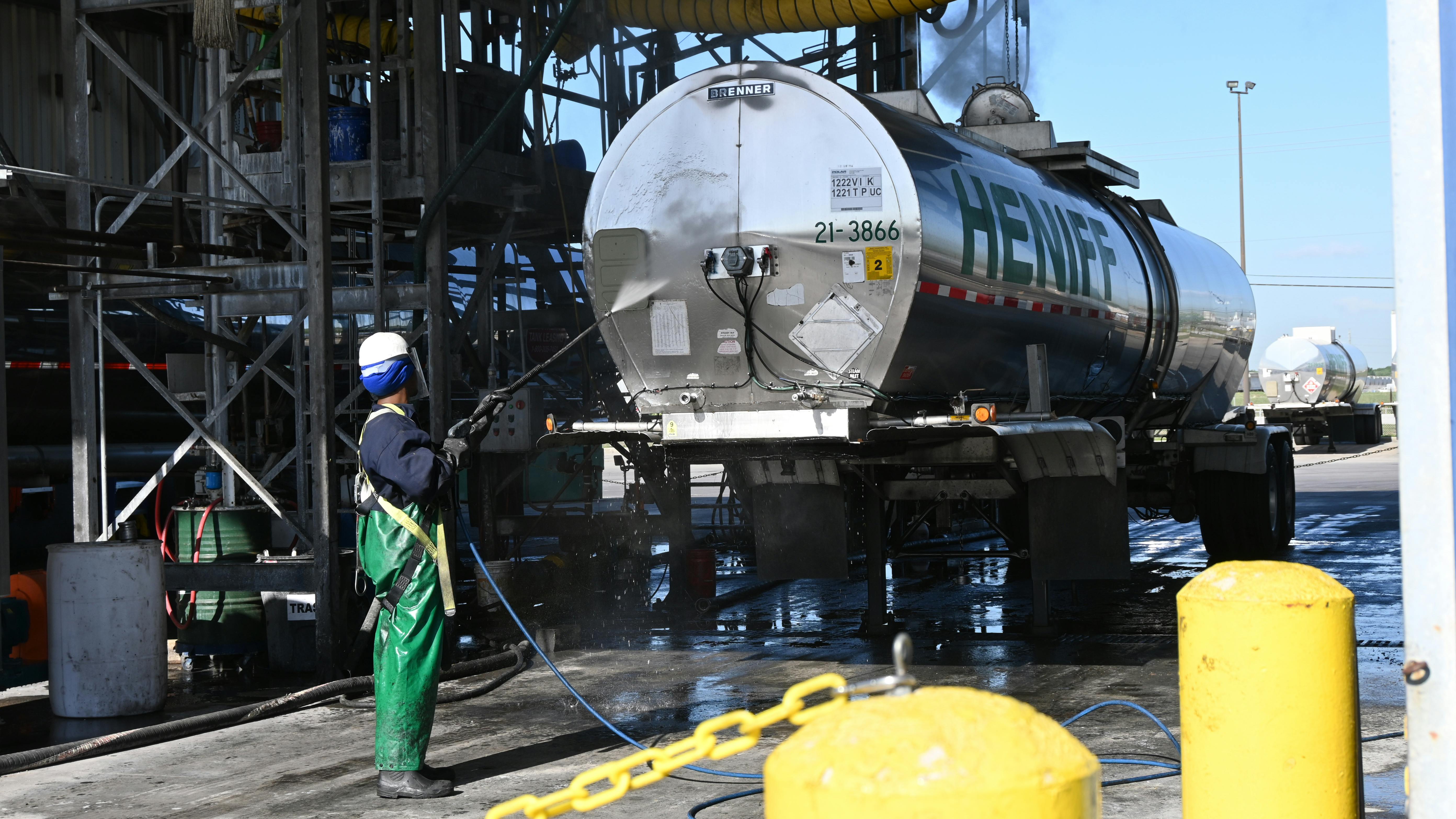 A wash technician cleans the exterior of a Heniff tank trailer. Heniff Transportation and its subsidiary, Total Clean, are among the major industry players utilizing Sentry Road&rsquo;s specialized, purpose-built training modules to enhance safety and compliance for their technicians.
