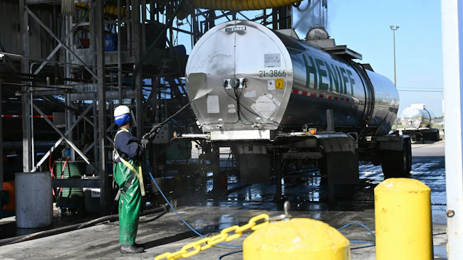 A wash technician cleans the exterior of a Heniff tank trailer. Heniff Transportation and its subsidiary, Total Clean, are among the major industry players utilizing Sentry Road&rsquo;s specialized, purpose-built training modules to enhance safety and compliance for their technicians.