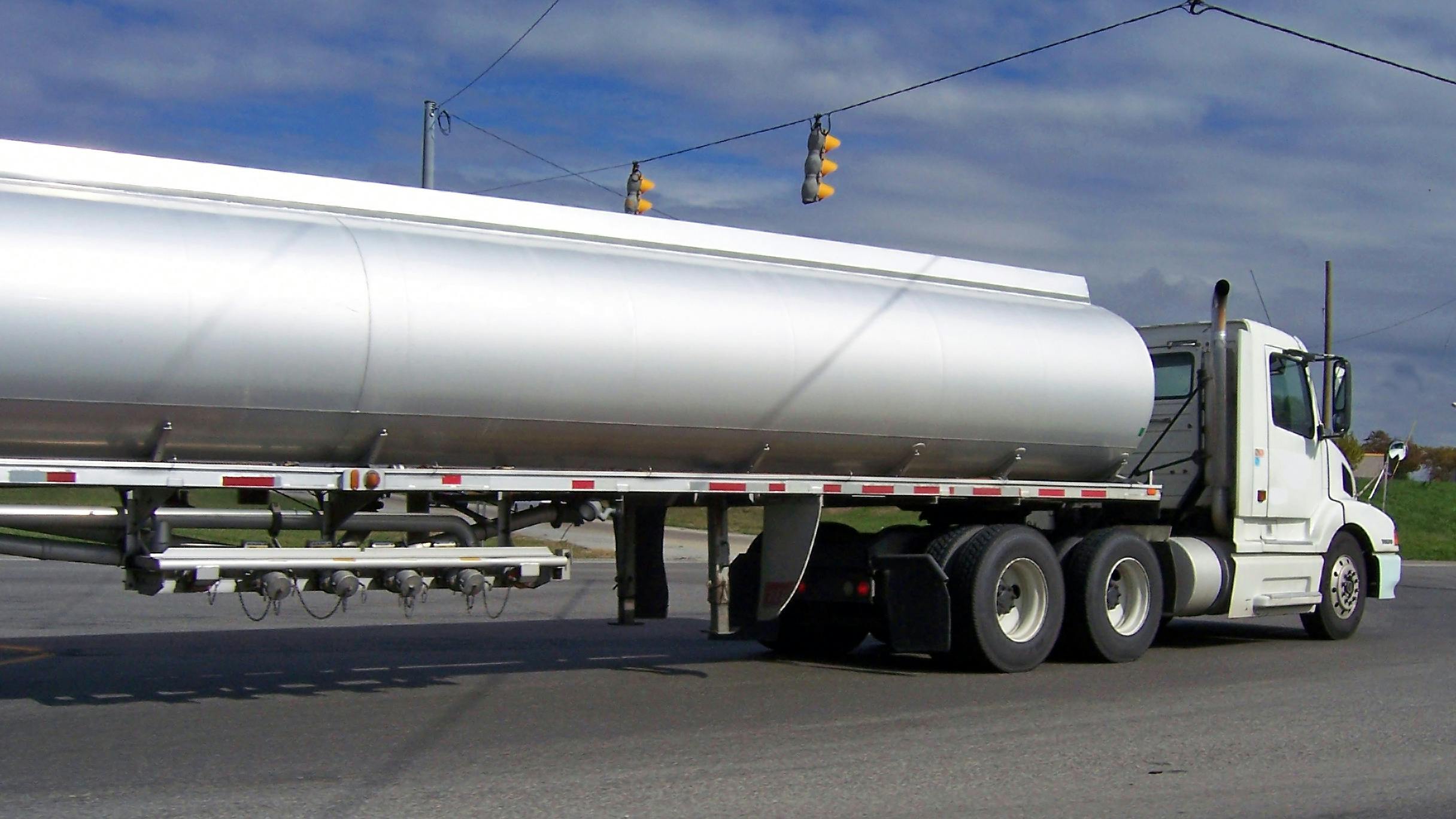 U.S. heavy-duty trailer orders soared past 24,100 units in August, driven by pent-up demand, tariff-driven price hikes, and improving market fundamentals, marking a significant rebound in the sector.