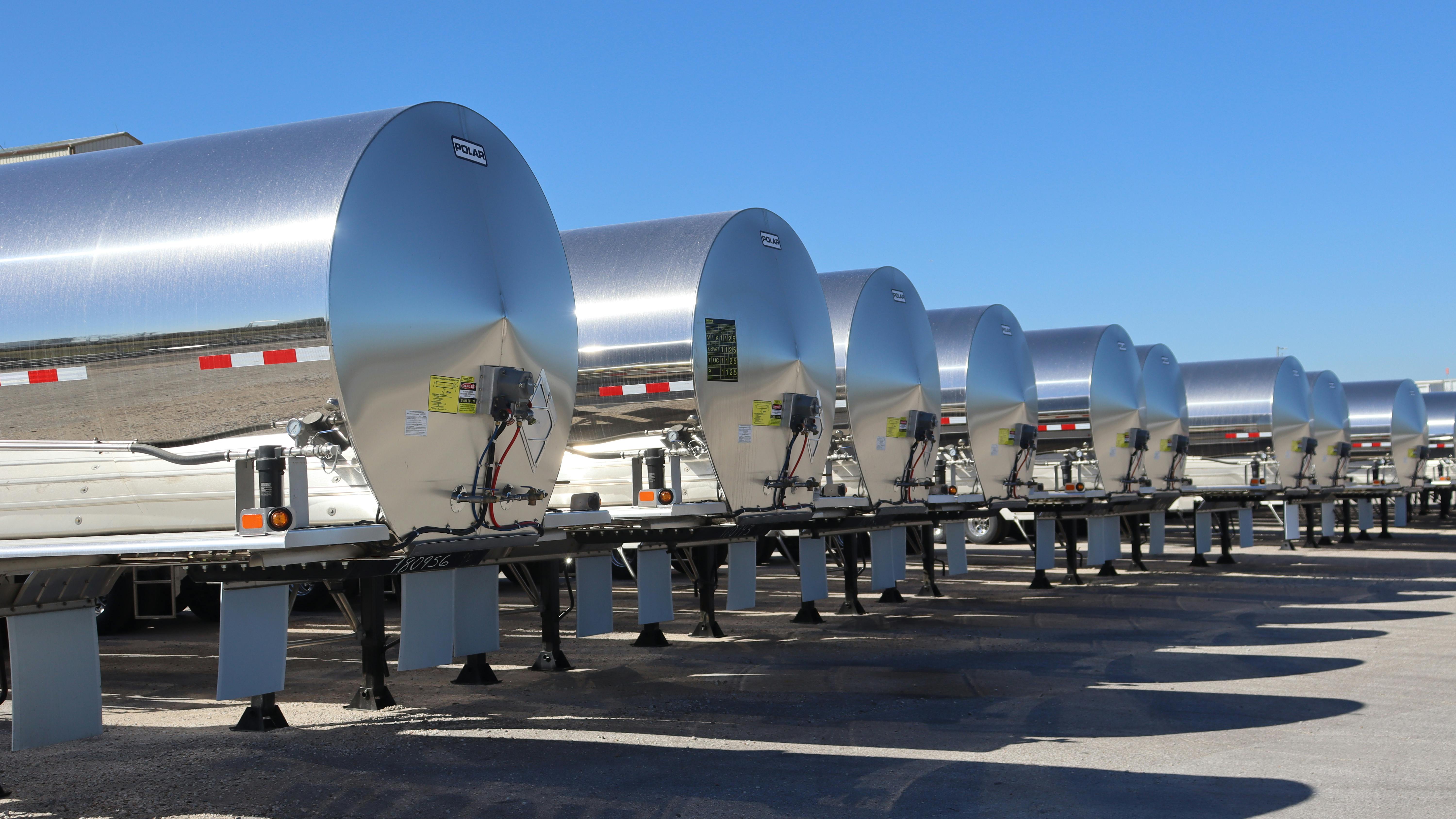 U.S. heavy-duty trailer orders surged by more than 300% in September as fleets moved aggressively to secure equipment ahead of anticipated 2027 price hikes and regulatory changes, according to new data from ACT and FTR.